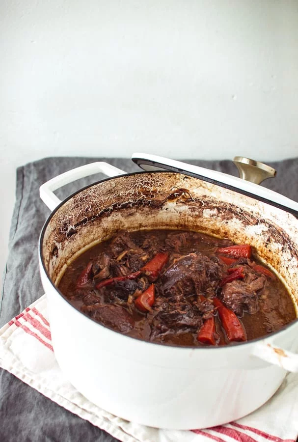 ココット鍋でゆっくり煮込む冬の定番、牛ほほ肉の赤ワイン煮込みのレシピ。