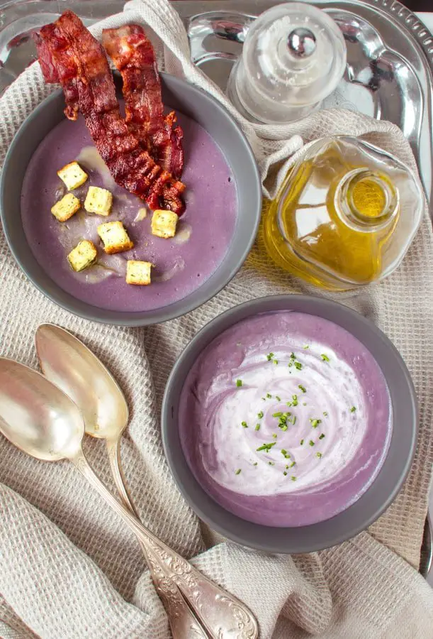 紫色のじゃがいもに生クリームと牛乳を加えて綺麗な藤色のポタージュスープに。