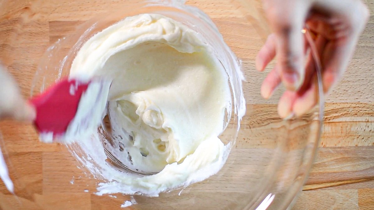 Combine the mascarpone cheese and granulated sugar, then mix with a rubber spatula until smooth.