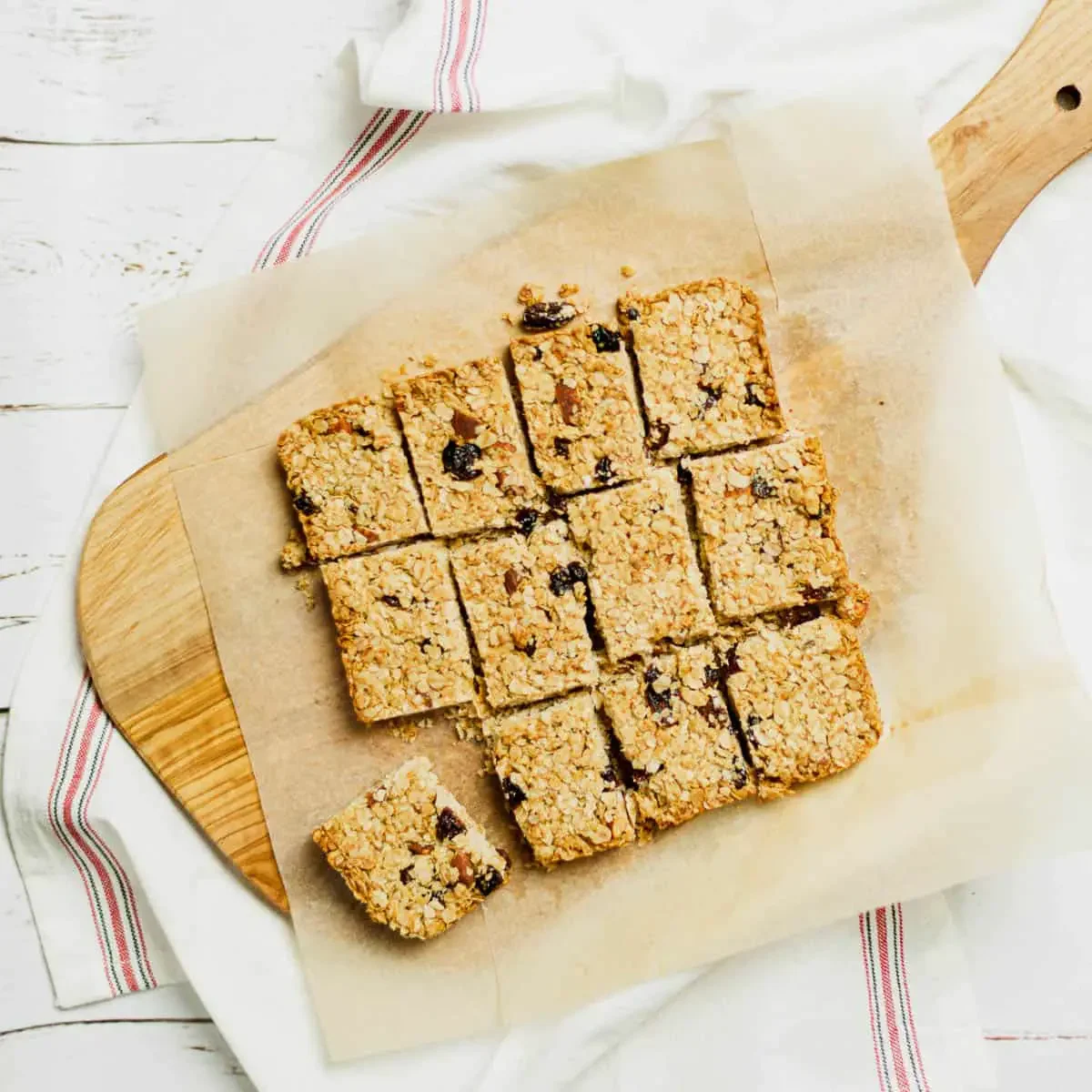 Super Easy Recipe: Mix and Bake Crunchy Oatmeal Bars!
