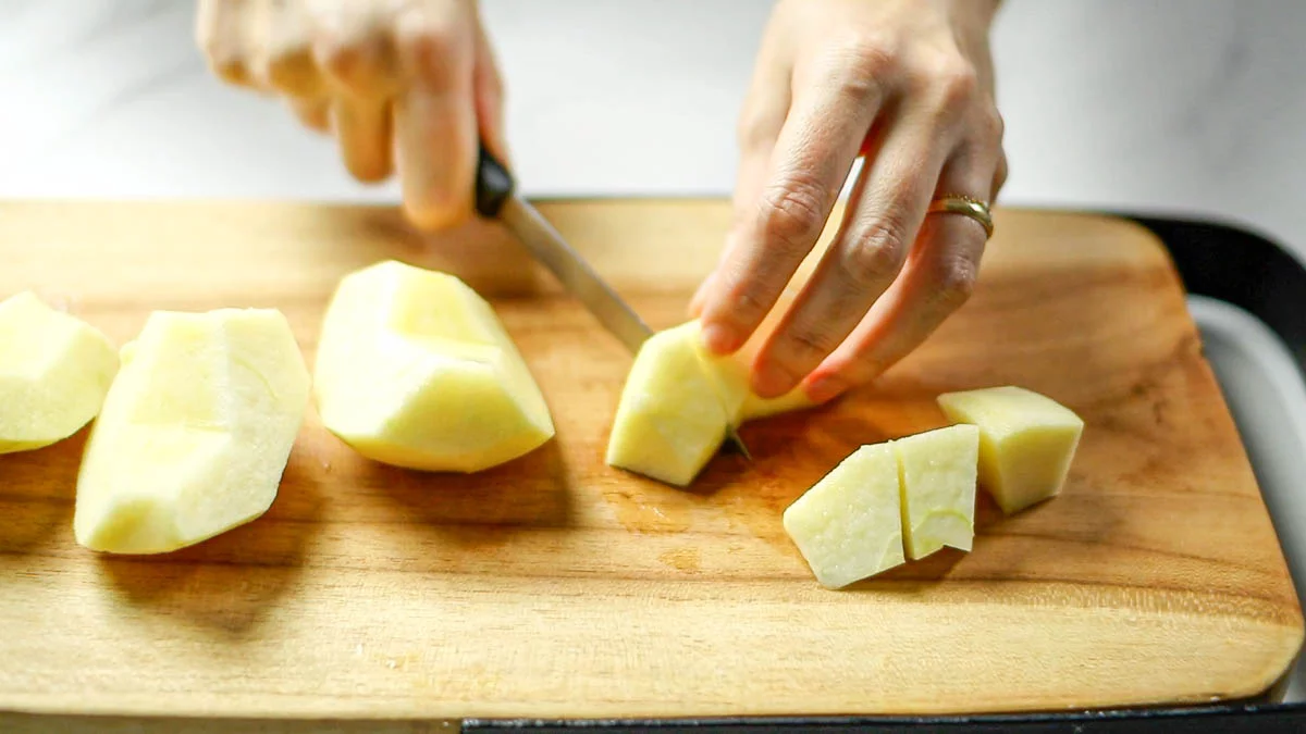 Wash and peel apples, remove core and divide into 8 equal parts Divide into two or three more equal parts and cut into bite-sized pieces