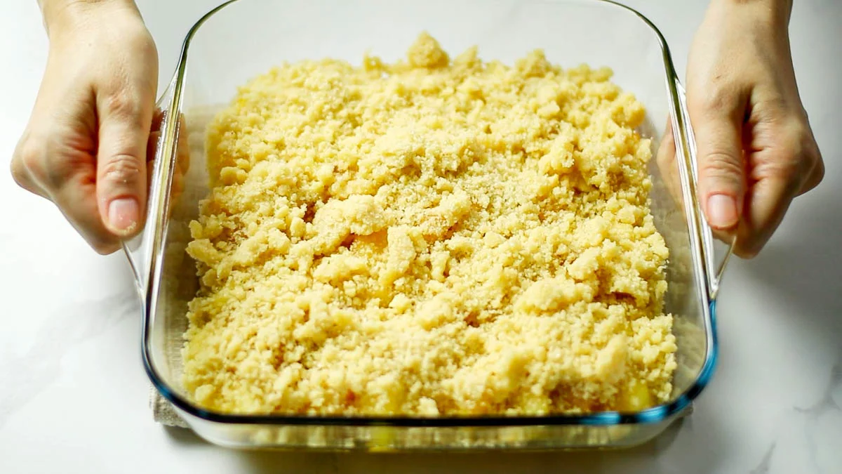 When the apples are browned, place them in a heatproof container and sprinkle the crumble over the entire surfaceBake in a preheated 200°C oven for 20-25 minutes until the crumble is nicely browned