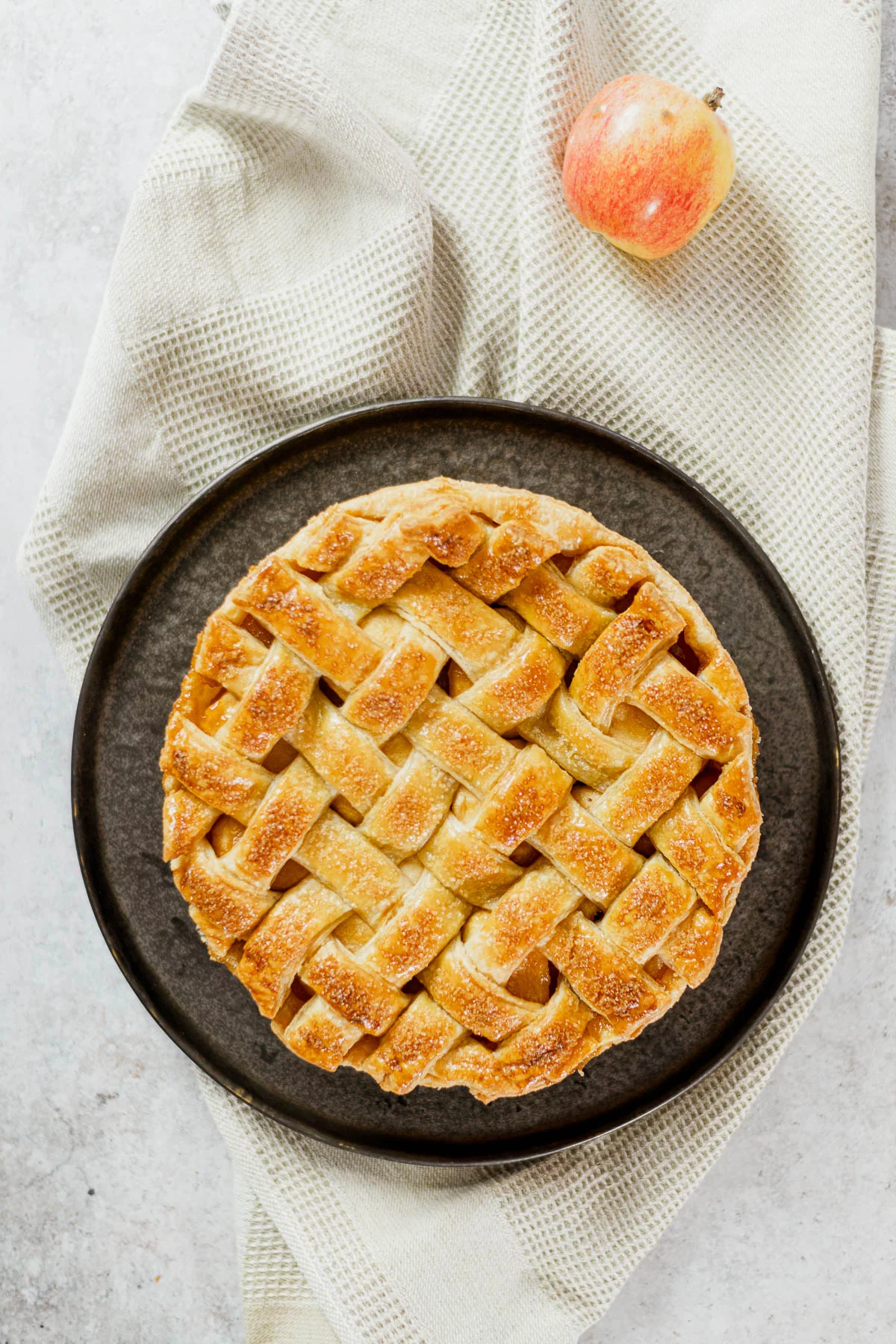 りんごとクリームがたっぷり！アップルカスタードパイのレシピ