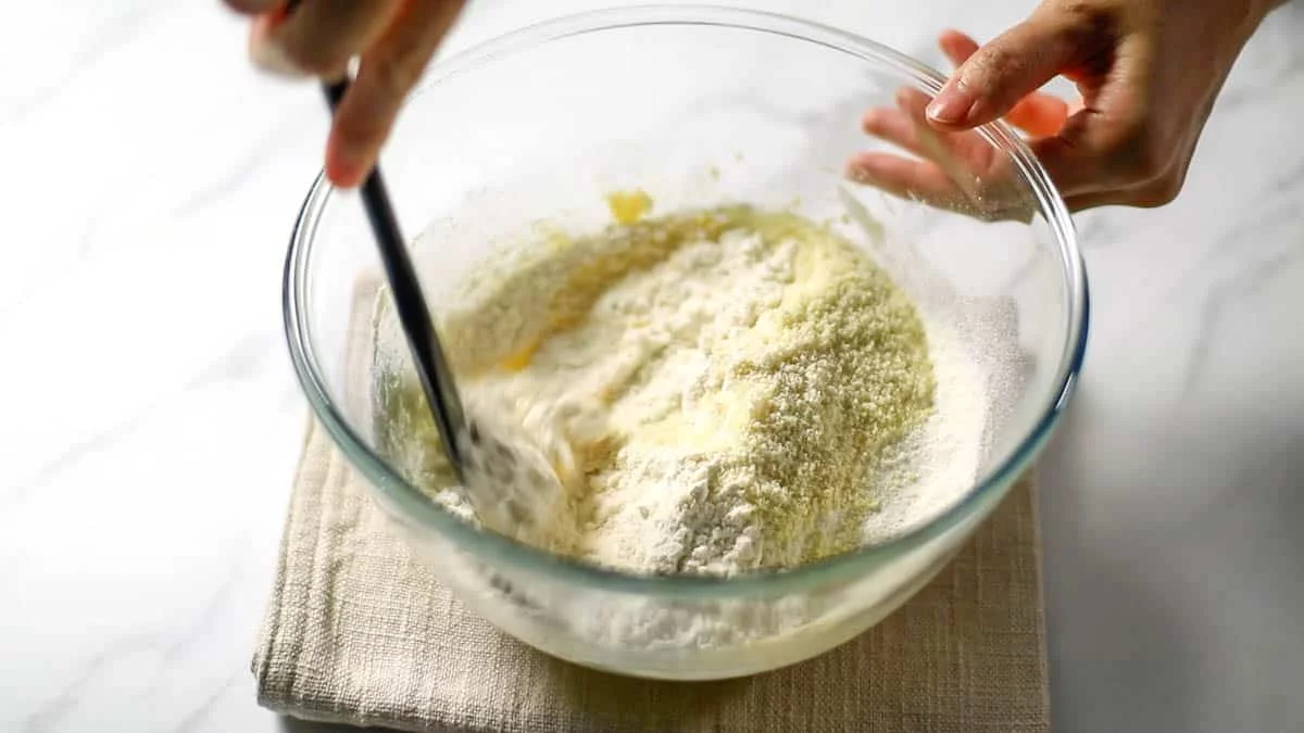 Add sifted flour, almond powder and salt.

Shape the mixture flat, wrap in plastic wrap, and let rest in the refrigerator for 1 hour or overnight.