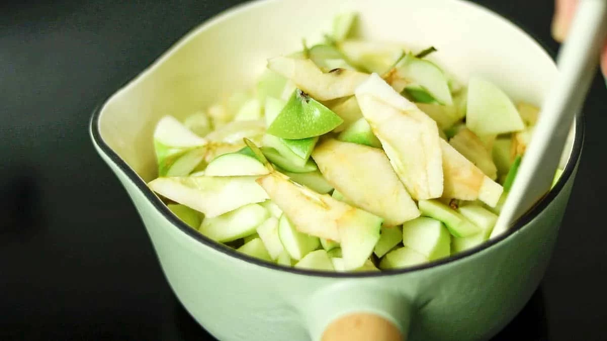 Wash the apples, peel them, and remove the core. Cut them into small dice. (Keep the apple cores instead of discarding them.)

In a saucepan, combine the diced apples, apple cores, and lemon juice. Place the saucepan over low heat. Stir to ensure the lemon juice is well incorporated throughout the mixture.