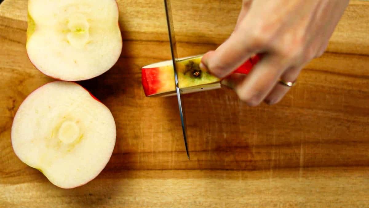 Wash the apples, pat dry, and cut lengthwise into thirds, avoiding the part with the seeds Cut both sides of the seeded part in the middle as well