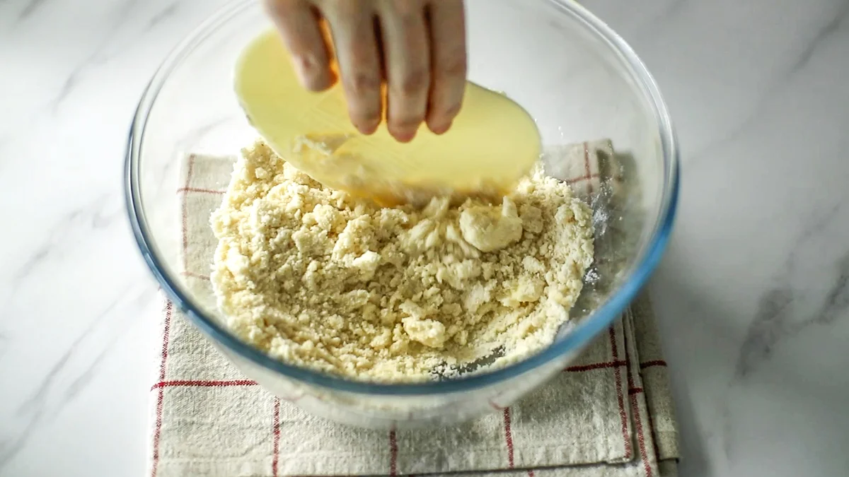 ボウルにグラニュー糖、薄力粉、アーモンドパウダー、無塩バターを入れてスケッパーでバターを刻むようにして混ぜ合わせます。