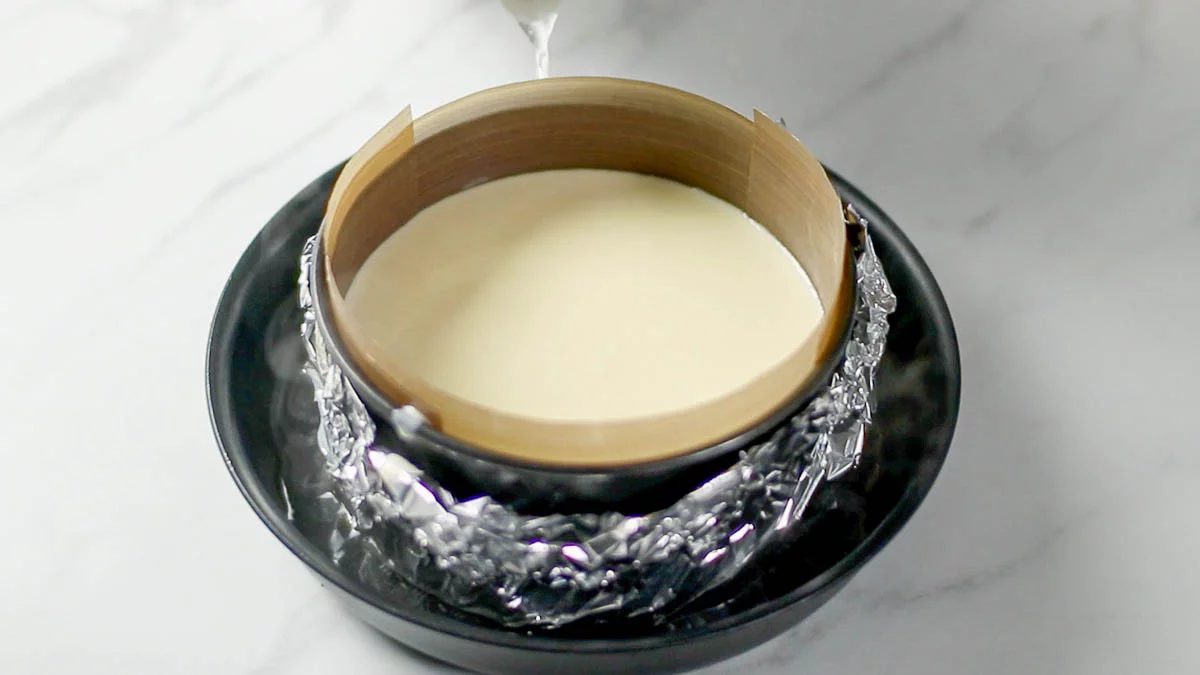 Prepare a heat-resistant container that is one size larger than the cake pan and place the cake pan with the batter in the center. Pour hot water into the heat-resistant container. (You can also pour hot water into the container after putting it in the oven. Either way, be careful not to burn yourself!)