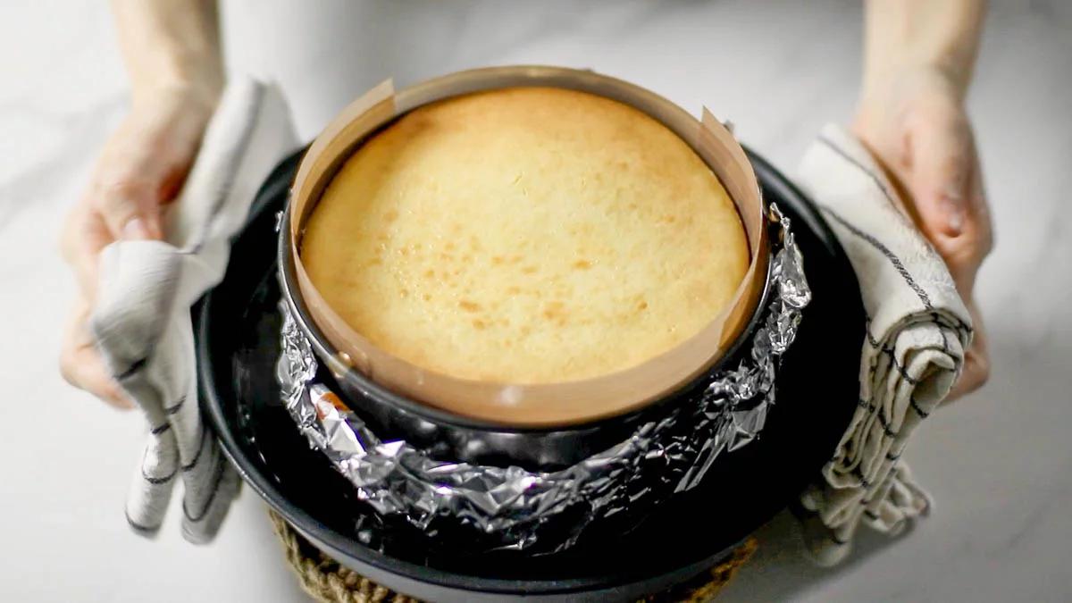 Bake in a preheated oven at 160°C(320°F) for about 1 hour. If browning occurs during baking, lower the temperature; if not, increase the temperature.

Once baked, leave in the oven for 1 hour without opening the oven. Then remove it from the oven and let it sit at room temperature until cool.

When the cheesecake has cooled completely, place it in the refrigerator to chill well.
焼き上がったらオーブンを開けずに1時間ほどオーブンの中に置いておきます。その後オーブンから取り出し、冷めるまで室温に置きます。

チーズケーキが完全に冷めたら冷蔵庫に入れてよく冷やします。