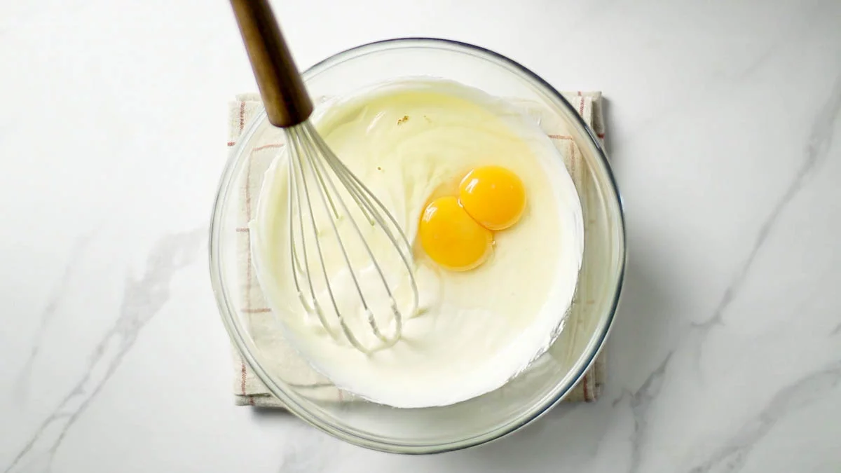 卵と卵黄を加えて混ぜます。