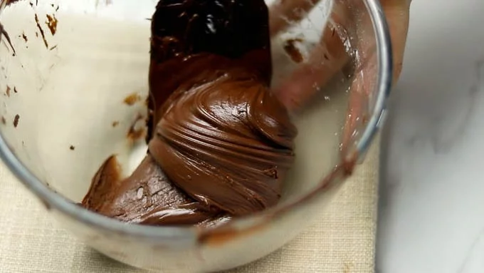 チョコレートとコーンスターチをゴムベラで混ぜ合わせます。粉気がなくなればOKです。生地に軽く手を触れてみて付かないくらいに固さを調整します。