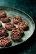 材料はたったの２つだけ、チョコレートとコーンスターチを混ぜて焼くだけのグルテンフリーのレシピです。 #焼きチョコ #焼きチョコレシピ #焼チョコクッキー #材料2つクッキー #材料2つお菓子