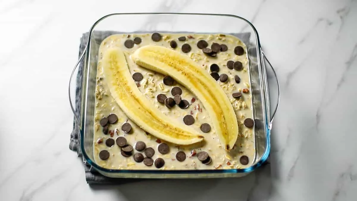 Pour into molds Cut the banana in half lengthwise and place on top of the batter and top with chocolate chips Place in oven and bake at 180 degrees for 30 minutes