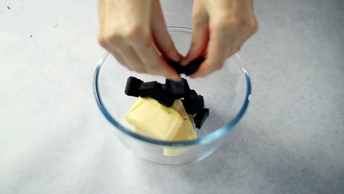 チョコレートとバターを湯煎またはレンジで溶かします。