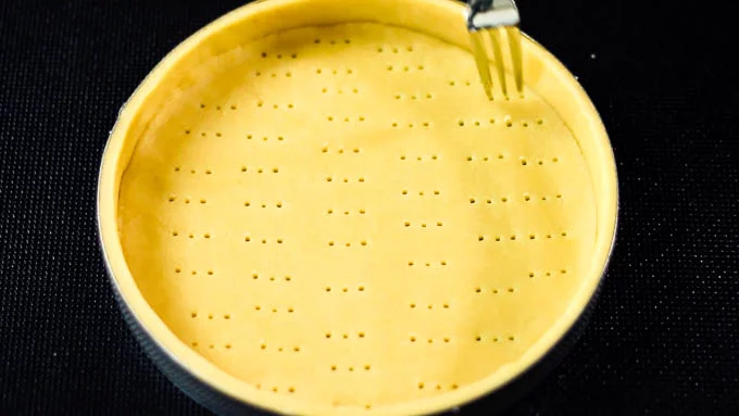 底にフォークで空気穴をあけ、175度のオーブンで15-20分ほど焼きます。焼き上がったら粗熱をとります。