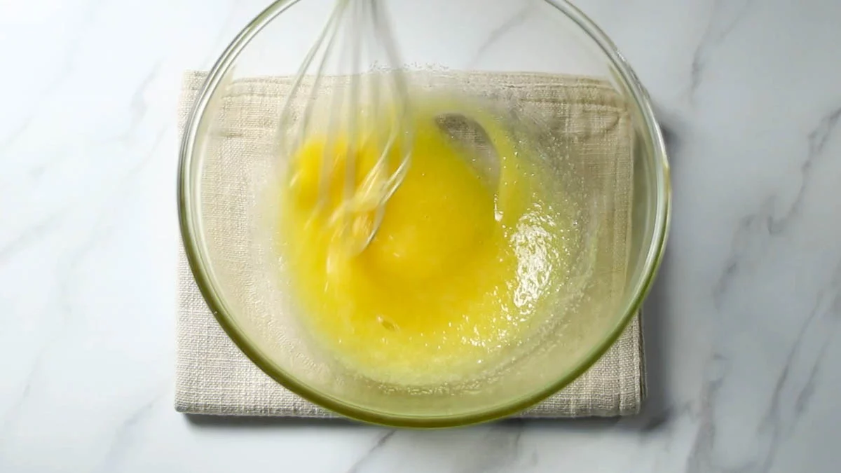 ボウルに卵とグラニュー糖を入れ混ぜ合わせます。