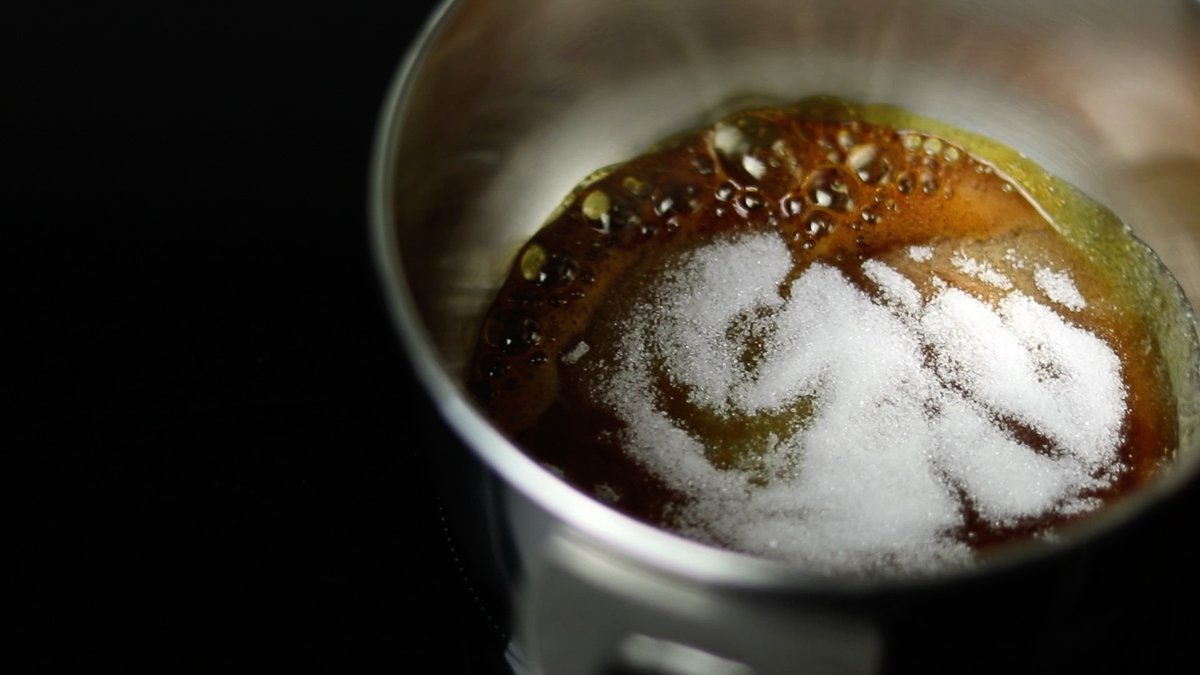 鍋にグラニュー糖を入れて中火にかけます。

グラニュー糖が溶けて透明になり、茶色く色づいてきたら鍋を傾けて溶け方を均一にします。