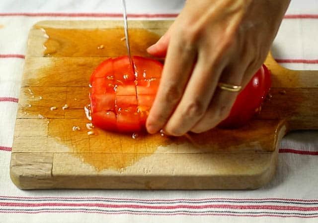 トマトを角切りにします。