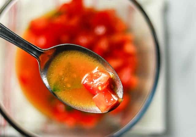 トマトの水分とオリーブオイルがよく混ざって色が濁り、少しトロッとするまでよく混ぜ合わせるのがポイントです。トマトの水分が多くてトロッとしない場合はさらにオリーブオイルを加えてよく混ぜてください。