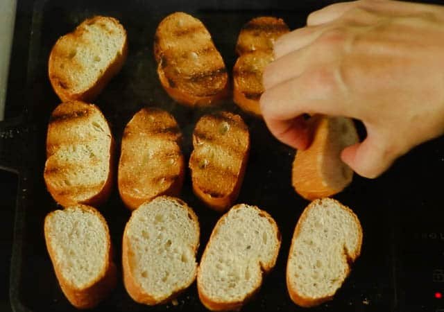 バゲットを厚めに切ります（2cmくらい）。 グリルパンに並べて焼き目をつけます。
