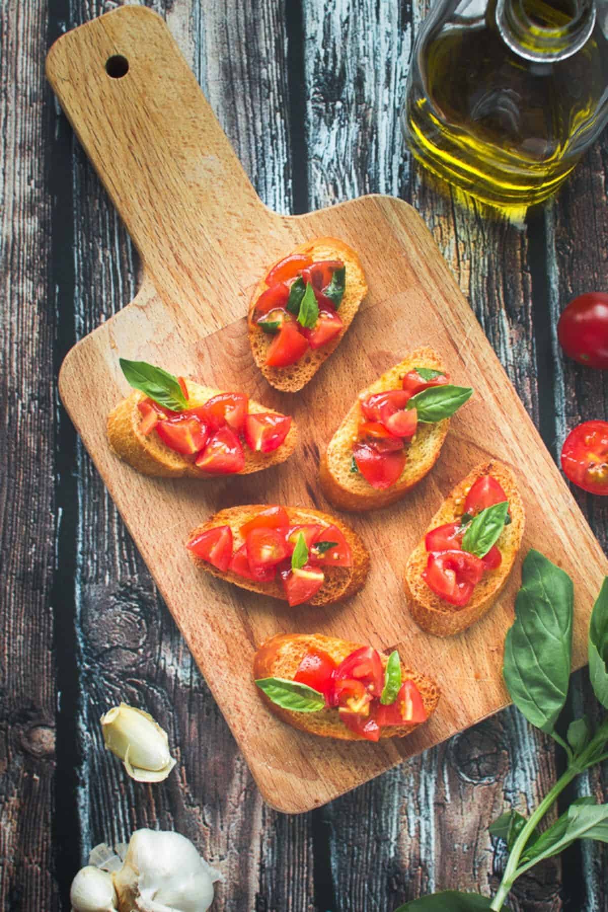 【簡単にすぐできる！】イタリアの前菜・トマトとバジルのブルスケッタ
