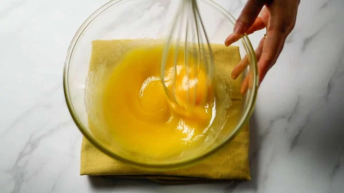 ボウルに卵黄とグラニュー糖、溶かしバターを加えて混ぜます。