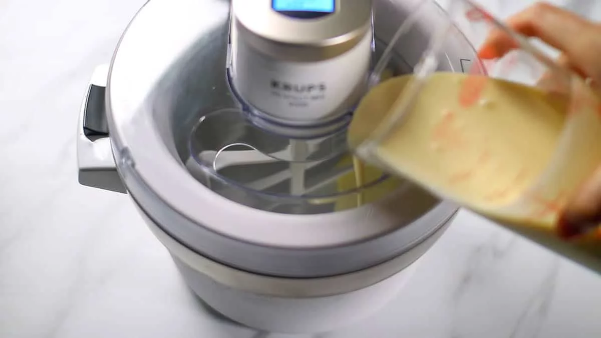 アイスクリーム液がしっかりと冷えたらアイスクリームマシーンを用意し、クリームを注ぎ入れマシーンを回します。（20分程度）
