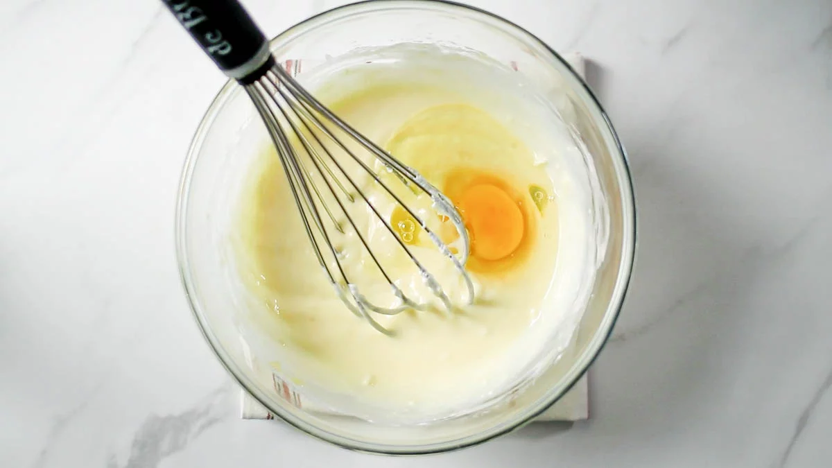 卵をひとつづつ加えてその都度よく混ぜます。