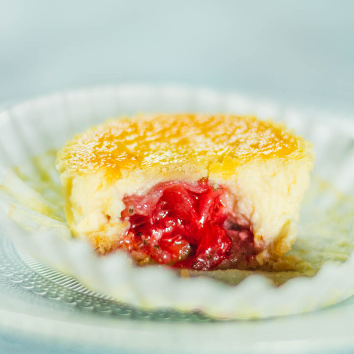 甘酸っぱいいちごを丸ごと入れた♡カマンベールチーズケーキのレシピ