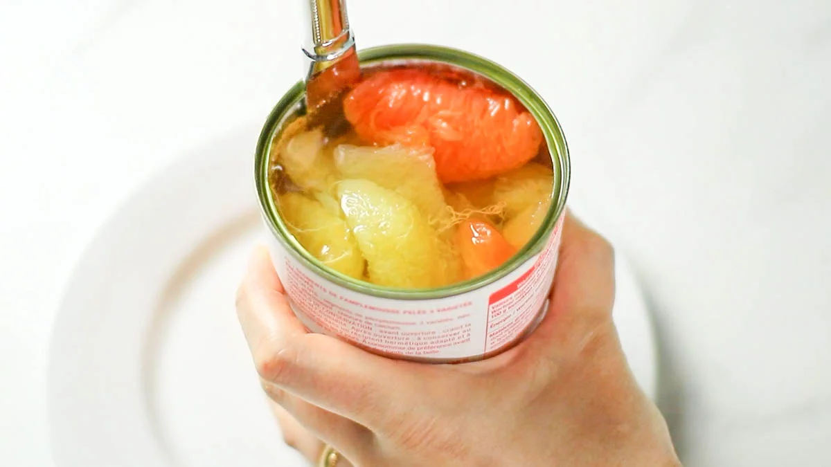 When the jelly has hardened, remove it from the refrigerator and use a knife or bamboo skewer to peel it off, circling the space between the jelly and the can