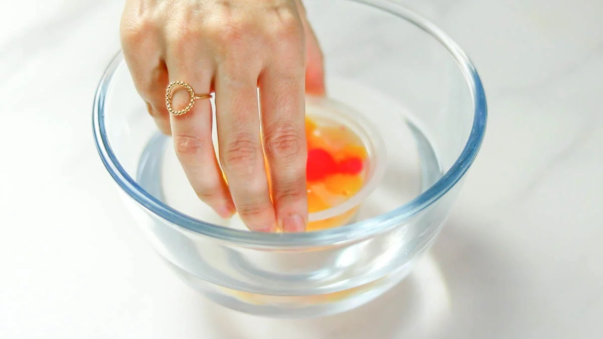 型抜きするときはまずカップをお湯に3秒ほどつけて温めます。