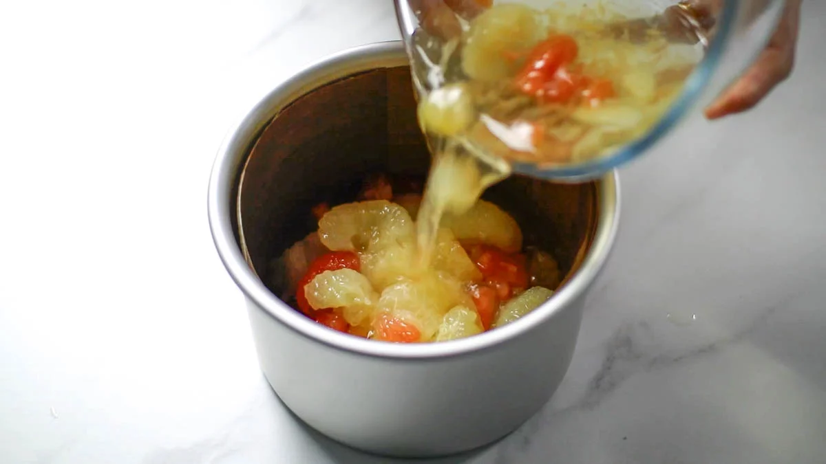 Place the fruit in the prepared molds and pour in the syrupRefrigerate well for at least 2 hours