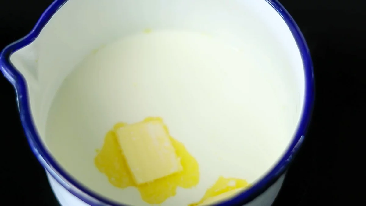 鍋に牛乳とバターを入れて沸騰させます。少しおき粗熱をとります。