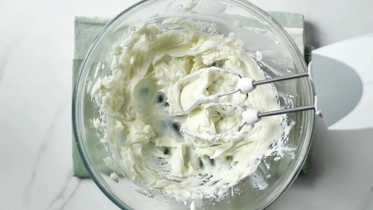 Place drained ricotta and powdered sugar in a bowl Blend well with an electric mixer or food processor until smooth (When mixing with an electric mixer, mix on high speed from the beginning to avoid splattering of powdered sugar)お好みでチョコチップを加えます。大きめの丸口金をつけた絞り袋にricotta creamを入れ、使うまで冷蔵庫に入れておきます。