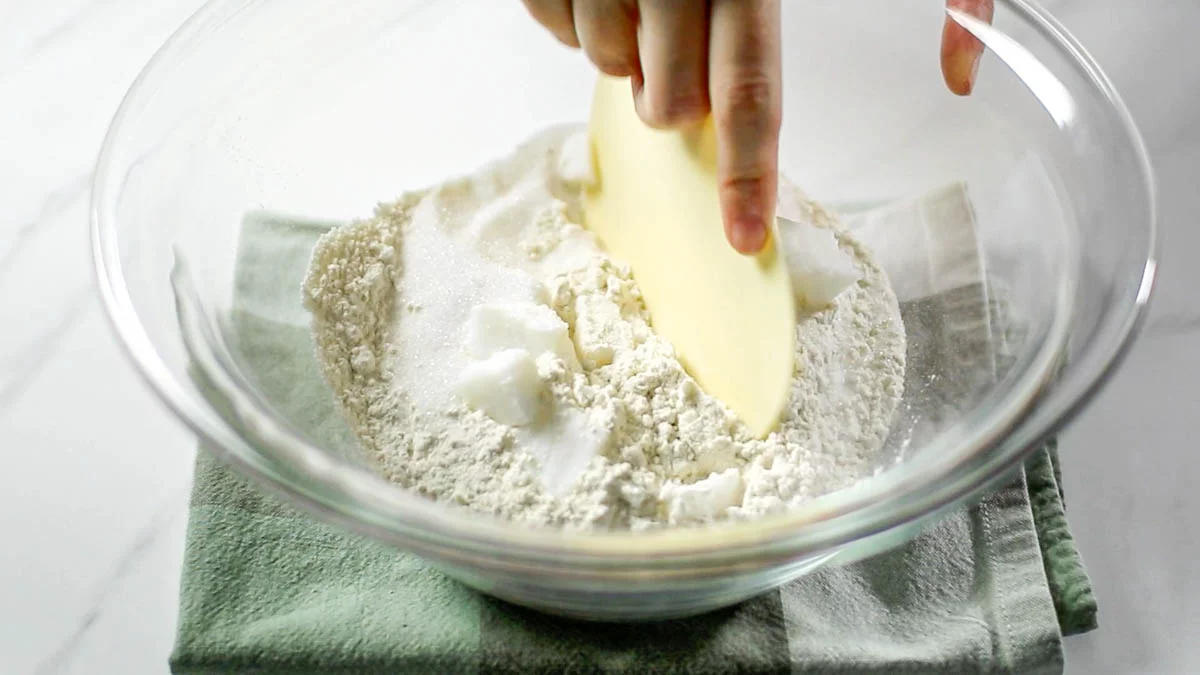 In a bowl, briefly mix flour, granulated sugar, salt, and lard