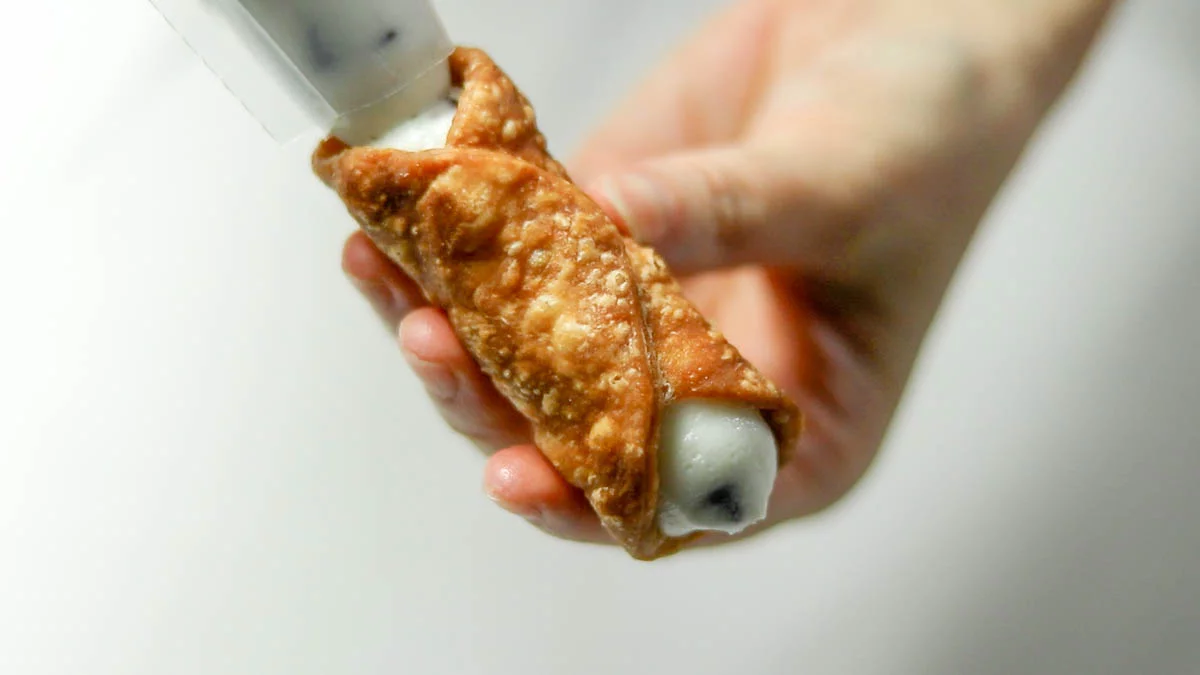 Fill the chilled cannoli with ricotta cream from both sides