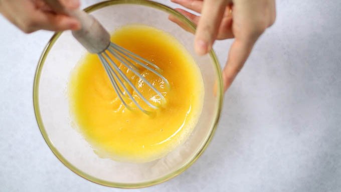 ボウルに卵黄とグラニュー糖（50g)を入れて、ホイッパーで混ぜ合わせます。