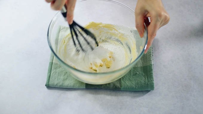 ボウルに柔らかくしたバターを入れ、粉砂糖を加えて混ぜ合わせます。