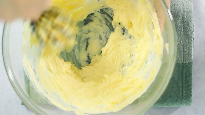 卵白を加えてよく混ぜ合わせます。最初は少し分離したようになりますが、混ぜ続けるとだんだんとなめらかに乳化してきます。
バニラエクストラクトを加えて混ぜます。