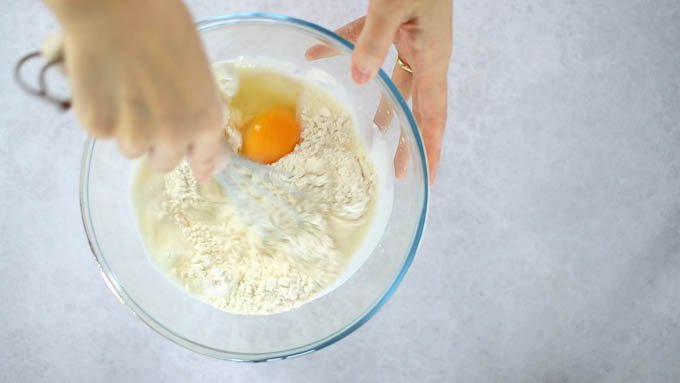 牛乳と卵を加え、ホイッパーで混ぜ合わせます。