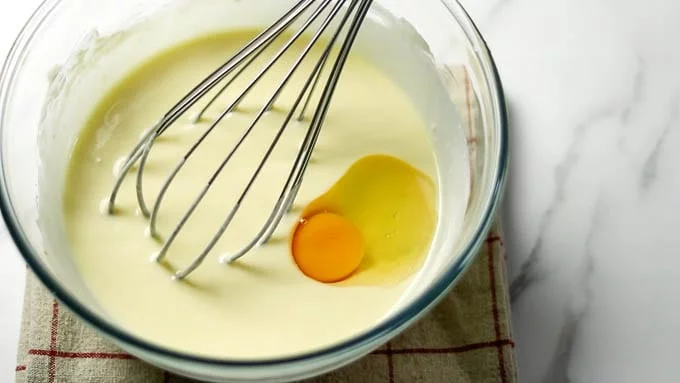 卵をひとつづつ加え、ホイッパーでその都度よく混ぜます。