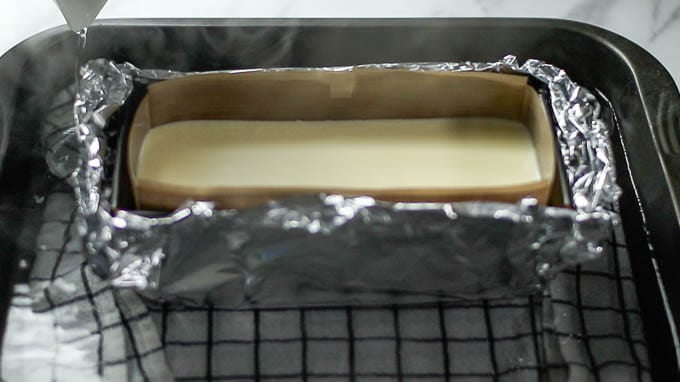 沸騰したお湯を用意します。型よりひとまわり大きい耐熱容器を用意し、生地の入った型を中心に置きます。（動いてしまわないように布巾などを型の下に置くと良いです）