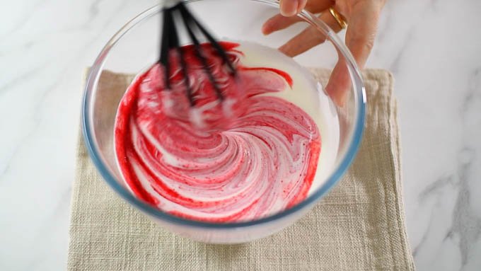 三層目（ピンク）
ラズベリーピュレを少量づつ、お好みの色になるまで加えて混ぜ合わせます。冷蔵庫で冷え固まるまでしっかりと冷やします。