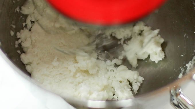 ボウルに粉砂糖と卵白、水飴を入れてハンドミキサーまたはスタンドミキサーでひとかたまりになるまで混ぜ合わせます。