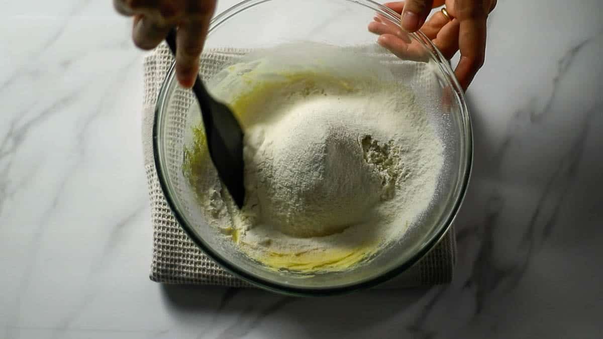 ふるった薄力粉と塩を加えて混ぜ合わせます。