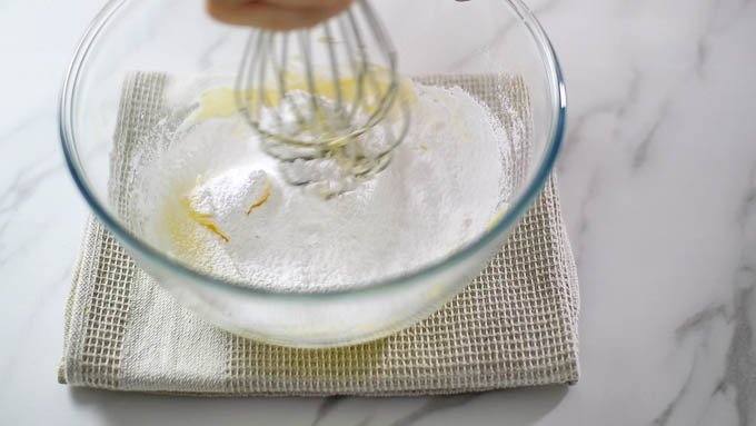 ボールに室温に戻したバターを入れて練って柔らかく戻し、粉砂糖を加えてよくすり混ぜます。