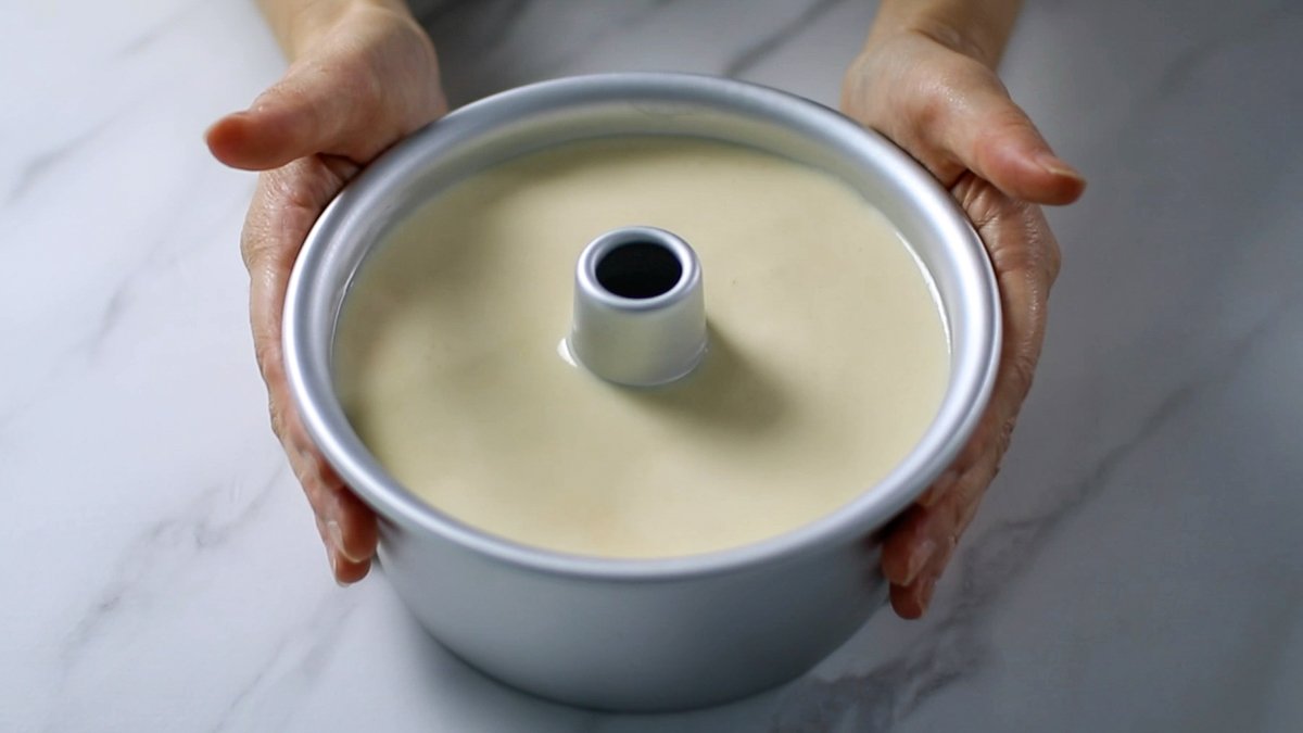 シフォンケーキの型に生地を注ぎ入れ、予熱した170度のオーブンで30分ほど焼きます。