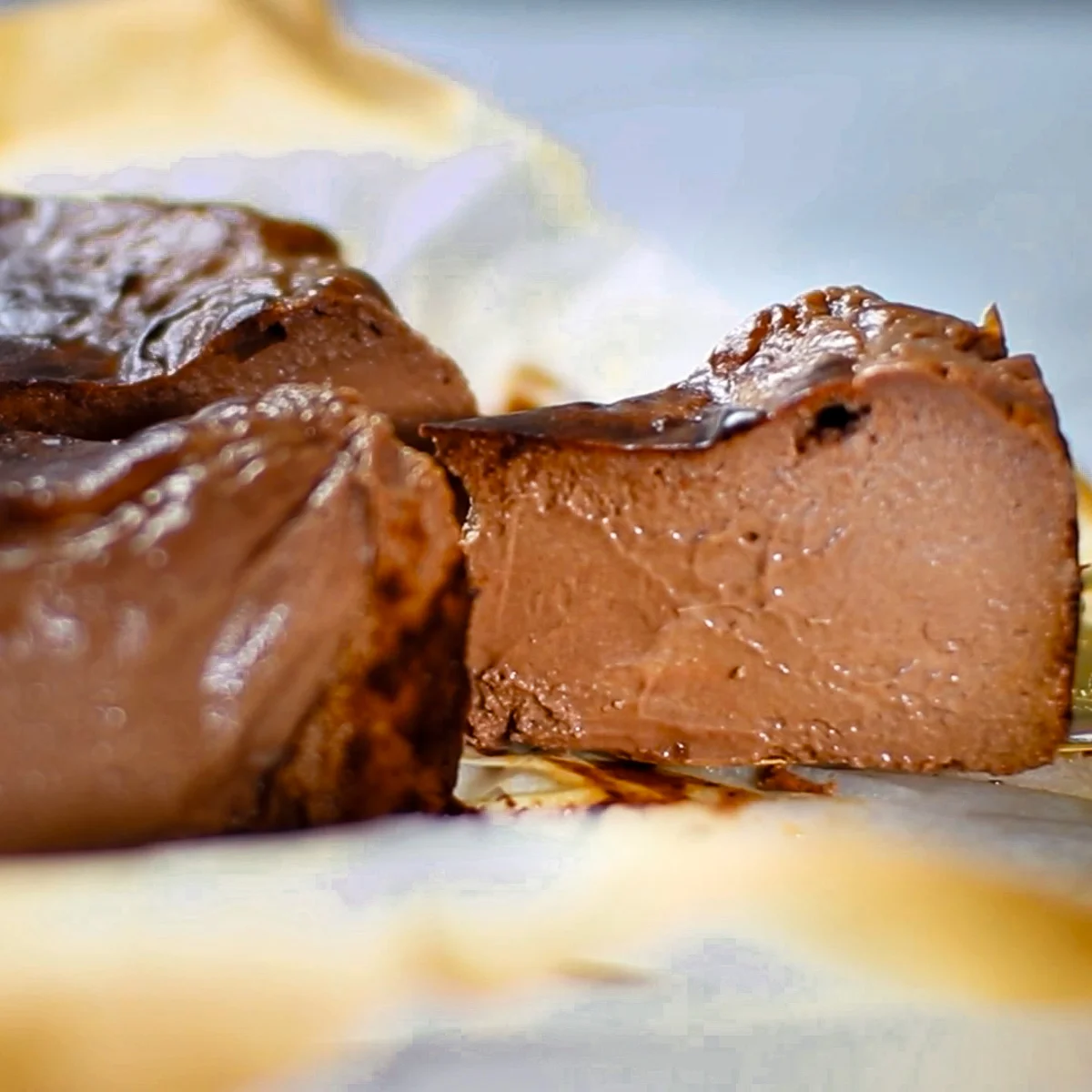 混ぜるだけで簡単！とろとろ♡チョコレートバスクチーズケーキのレシピ