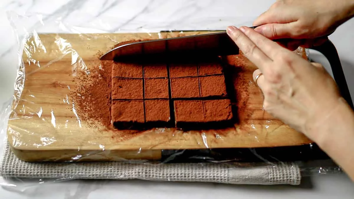 Sprinkle cocoa powder on top according to your preference. Use a heated knife to cut into desired pieces. Wipe the knife with kitchen paper after each cut to achieve clean and neat edges.