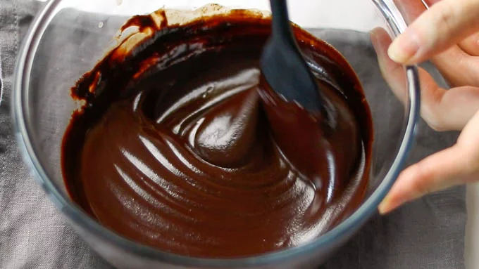 チョコレートと生クリーム 50mlを合わせてレンジまたは湯煎で溶かします。レンジで溶かす場合は数回取り出してチョコレートと生クリームをその都度混ぜます。湯煎の場合も同様に混ぜ合わせながら溶かして下さい。